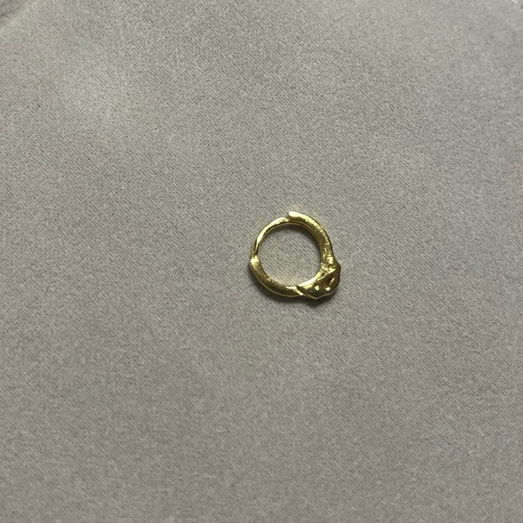 Tiny handcuff earring - gold plated. Perfect for cartilage piercing - Picture 4 of 4